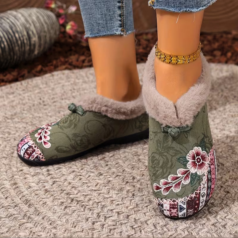 Estila - Pantofole Con Ricami Floreali e Bordatura in Morbido Peluche