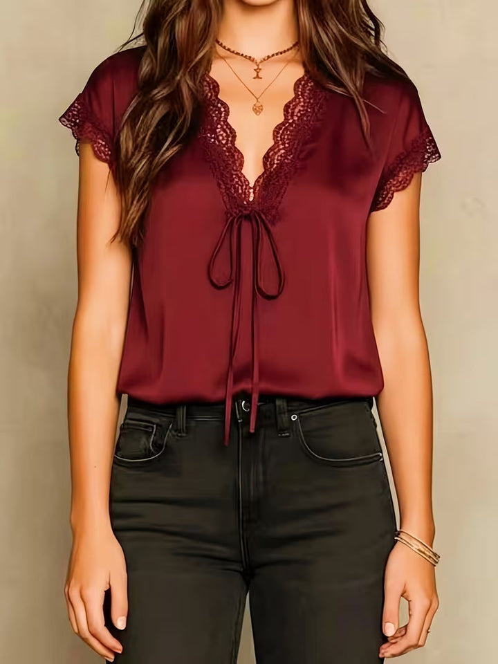 Neeta - Top Con Scollo a V e Bordi in Pizzo Satinato